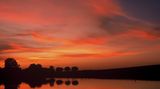 Abendrot, Wetter gut?    Die Intensität des  Abendrots verrät häufig  das Wetter des nächsten  Tages. Denn die Sonne  geht im Westen unter,  und Westwinde bestimmen  unser Wetter; sie  treiben Wolken heran.  Ein blassroter Sonnenuntergang  lässt meist  schönes Wetter erwarten.  Einem knalligen  Abendrot hingegen  folgt häufig schlechtes  Wetter. Bei einer  intensiven Färbung wie  auf dem Foto scheint  das Abendlicht durch  wasserhaltige Luft.  Eine solche Stimmung  kündigt also oft nahende  Regenwolken an