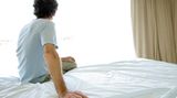 Gemeinsam einsam    So richtig weiß niemand, wie groß die Generation Single ist. An der Anzahl der Einpersonenhaushalte lässt es sich nur bedingt ablesen: Das sind im Bundesdurchschnitt rund 37 Prozent, in Hochburgen wie Hamburg oder Frankfurt rund 50 Prozent - doch wer von denen hat einen Partner, und wer nicht? Schätzungen gehen von acht bis elf Millionen Alleinstehenden aus. Einigermaßen sicher ist: Etwa die Hälfte ist nicht freiwillig solo. Nach einer Umfrage des Online-Portals "Parship" hätten 46 Prozent lieber einen festen Partner