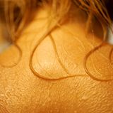 Verwenden Sie zu Ölbädern keine weiteren Badezusätze, sonst geht die fettende Wirkung verloren. Lassen Sie die Haut anschließend an der Luft trocknen, sonst landet der Ölfilm im Handtuch, und der Effekt geht verloren. Achten Sie auf die Inhaltsliste: Manche Ölbäder enthalten Auszüge aus Soja, Erdnüssen oder Paraffin. Sie können allergische Reaktionen auslösen