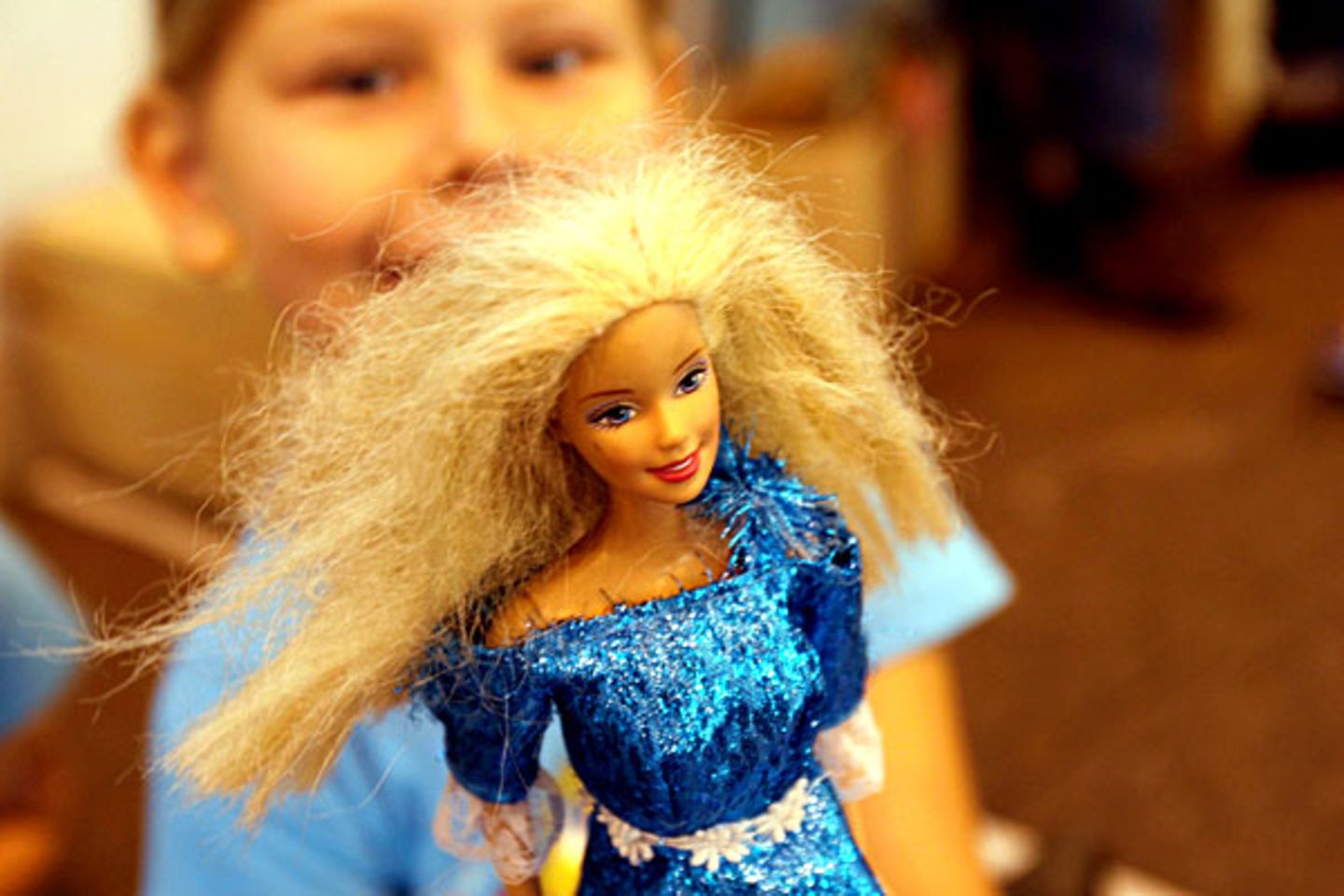 "Frauen werden durch Barbies und ähnlichen Unsinn von frühester Kindheit auf 90-60-90 konditioniert", schreibt Christoph D. aus Ebergötzen. "Es geht paradoxerweise bei diesem Schönheitsideal um die angenommene Präferenz von Männern. Warum Frauen nicht reflektieren, dass Männer in Wirklichkeit ganz andere Maße vorziehen, bleibt das ewige Rätsel der Menschheit"