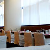 Wenn man selbst die Gelegenheit hat, Gäste einzuladen, muss der ranghöchste Gastgeber immer mit dem Gesicht zum Eingang blicken. Und bitte den höchsten Gast rechts neben sich sitzen lassen. Übrigens, in China ist es üblich, wichtige Gäste in abgetrennte Nebenräume von Restaurants einzuladen, nicht nur weil es da ruhiger ist, sondern auch aus Respekt vor den Gästen