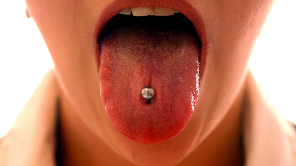 Es dauert bis zu drei Monate, bis ein Zungen-Piercing komplett ausgeheilt ist