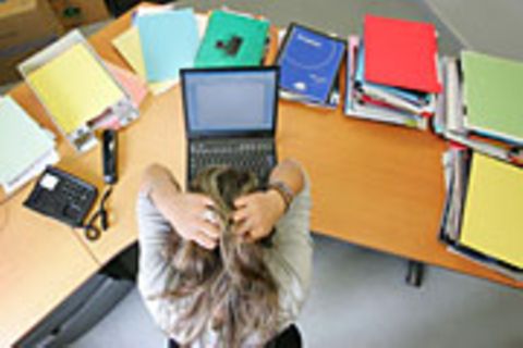 Rund 215.000 Menschen leiden der Befragung zufolge an unter Stress oder Beklemmungen bei der Arbeit