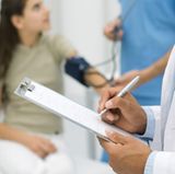 In manchen Ländern gelten strenge Vorschriften für die Einfuhr von Lebensmitteln. Lassen Sie sich von Ihrem Arzt - am besten auf Englisch - bescheinigen, dass Sie Notrationen an Traubenzucker, Keksen, Süßem oder Saft benötigen. Dann gibt es keine Probleme mit den Zollbeamten