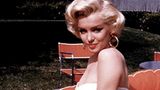 Marilyn Monroe im Bikini auf einer Liege in den 50er Jahren