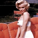 Marilyn Monroe im Bikini auf einer Liege in den 50er Jahren