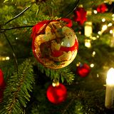 "Besser. Es geht aber nicht. Der (schwache) Mensch braucht etwas, an das er glauben kann. Die heutigen Ersatz-Religionen (von Ufologie bis Esoterik) würden sich in richtige Religionen umwandeln. Der Mensch ist noch nicht selbstständig genug, um ohne eine Religion als Fixpunkt des spirituellen Lebens auszukommen. Eine Tendenz ist aber eindeutig zu erkennen: Es geht in Richtung Materialismus und Atheismus. Die Religion wird nur durch seine Feiertage überleben: Nichts ist schöner als Weihnachten!", schreibt Konrad Schiemert aus Ostfildern