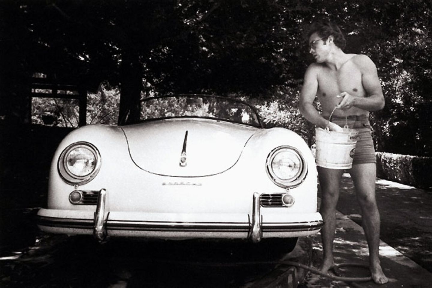 James Dean vor seinem wunderschönen Porsche Speedster. Er liebte schnelle Autos, seinen Tod fand er in seinem Porsche Spyder