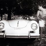 James Dean vor seinem wunderschönen Porsche Speedster. Er liebte schnelle Autos, seinen Tod fand er in seinem Porsche Spyder