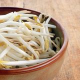 Manche Allergene hingegen sind hitzebeständig, etwa die in Nüssen, Erdnüssen, Sellerie, Senfkörnern, Milcheiweiß, Fisch und Soja. Auch nach dem Kochen und Braten sind sie noch gefährlich