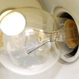 Glühbirne    Glühlampen erzeugen Licht nur mit einem hohen Verlust: Etwa 90 Prozent des aufgenommenen Stromes werden nutzlos in Wärme umgewandelt. Im Gegensatz dazu verbauchen Energiesparlampen rund 80 Prozent weniger Strom als eine normale Glühlampe. Sie sollten überall dort eingesetzt werden, wo das Licht länger, als nur einige Minuten gebraucht wird.    Es gibt zwei Typen von Energiesparlampen: Während die sogenannten Warmstarter nach dem Einschalten erst mit Verzögerung Licht abgeben, strahlen die Kaltstarter (Lampen ohne Elektrodenvorheizung) gleich. Allerdings verschleißen die Kaltstarter ohne das Vorheizen beim Einschalten schneller.     Glühlampen halten meist nur 1000 Stunden, bei Energiesparlampen ist die Lebensdauer von Billigprodukten meist auch nicht wesentlich höher. Bei Markenprodukten verlängert sich die Lebensdauer allerdings gleich auf 8000 bis 12.000 Stunden