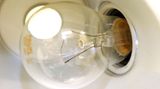 Glühbirne    Glühlampen erzeugen Licht nur mit einem hohen Verlust: Etwa 90 Prozent des aufgenommenen Stromes werden nutzlos in Wärme umgewandelt. Im Gegensatz dazu verbauchen Energiesparlampen rund 80 Prozent weniger Strom als eine normale Glühlampe. Sie sollten überall dort eingesetzt werden, wo das Licht länger, als nur einige Minuten gebraucht wird.    Es gibt zwei Typen von Energiesparlampen: Während die sogenannten Warmstarter nach dem Einschalten erst mit Verzögerung Licht abgeben, strahlen die Kaltstarter (Lampen ohne Elektrodenvorheizung) gleich. Allerdings verschleißen die Kaltstarter ohne das Vorheizen beim Einschalten schneller.     Glühlampen halten meist nur 1000 Stunden, bei Energiesparlampen ist die Lebensdauer von Billigprodukten meist auch nicht wesentlich höher. Bei Markenprodukten verlängert sich die Lebensdauer allerdings gleich auf 8000 bis 12.000 Stunden