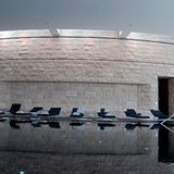 Schwimmen mit viel Tageslicht vor einer Wand aus Jura-Kalkstein