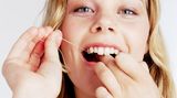 Probieren sie die richtige Technik im Umgang mit Zahnseide und Zwischenraumbürsten bei einem Zahnarzt aus. Denn wenn Sie mit diesen Pflegemitteln falsch umgehen, können Sie die Zähne und den Zahnhalteapparat schädigen