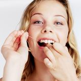 Probieren sie die richtige Technik im Umgang mit Zahnseide und Zwischenraumbürsten bei einem Zahnarzt aus. Denn wenn Sie mit diesen Pflegemitteln falsch umgehen, können Sie die Zähne und den Zahnhalteapparat schädigen