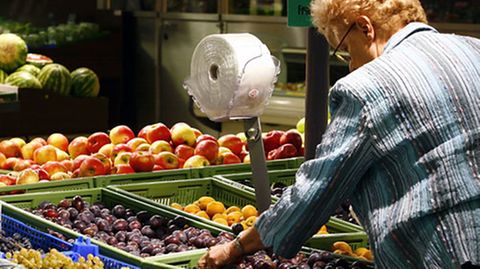Frau auf dem Markt: Lage von Nahrungsquellen einprägen