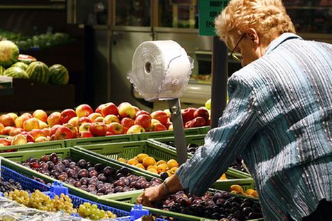 Frau auf dem Markt: Lage von Nahrungsquellen einprägen