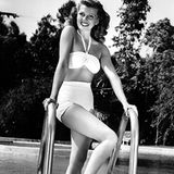 Hollywood-Star Rita Hayworth im Bikini an ihrem Pool im Jahr 1946. Das Top wirkt aktuell, doch die Hosen sind hochgeschnitten.