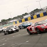 In der Gruppe 4 gingen Fahrzeuge auf die Strecke, die in den Jahren von 1962 bis 1965 für Furore gesorgt haben. Es war die Zeit der großen Ferrari-Dominanz mit Wagen wie dem 250 GT und dem 250 GTO, die beide am Start waren. Abgelöst wurden sie durch das Fahrzeug im Vordergrund mit der 33: dem Ford GT 40