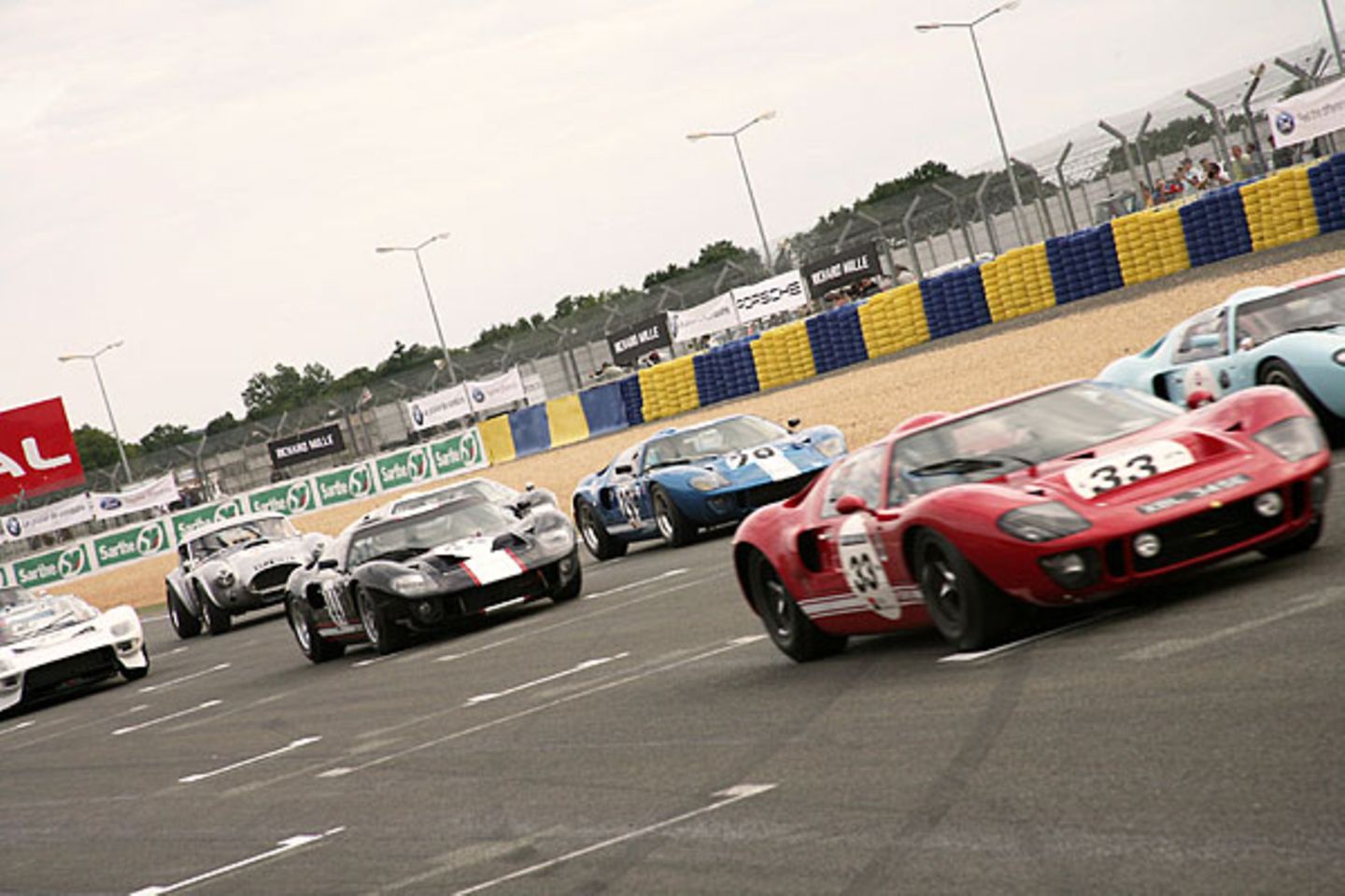 In der Gruppe 4 gingen Fahrzeuge auf die Strecke, die in den Jahren von 1962 bis 1965 für Furore gesorgt haben. Es war die Zeit der großen Ferrari-Dominanz mit Wagen wie dem 250 GT und dem 250 GTO, die beide am Start waren. Abgelöst wurden sie durch das Fahrzeug im Vordergrund mit der 33: dem Ford GT 40