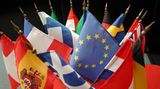 Die Alpenrepublik will nach Europa  Österreich hat diese Woche offiziell die Aufnahme in die Europäische Gemeinschaft beantragt. Außenminister Alois Mock überreichte dem derzeitigen Präsidenten des EG-Ministerrats in Brüssel das Beitrittsgesuch. Zugleich unterstreicht Österreich seinen Status als neutrales Land. Zwar gilt die Neutralitätsfrage als schwierigstes Hindernis für die Aufnahme der Alpenrepublik in die Zwölfer-Gemeinschaft, aber bisher hat Brüssel noch kein Beitrittsgesuch eines europäischen Landes abgelehnt