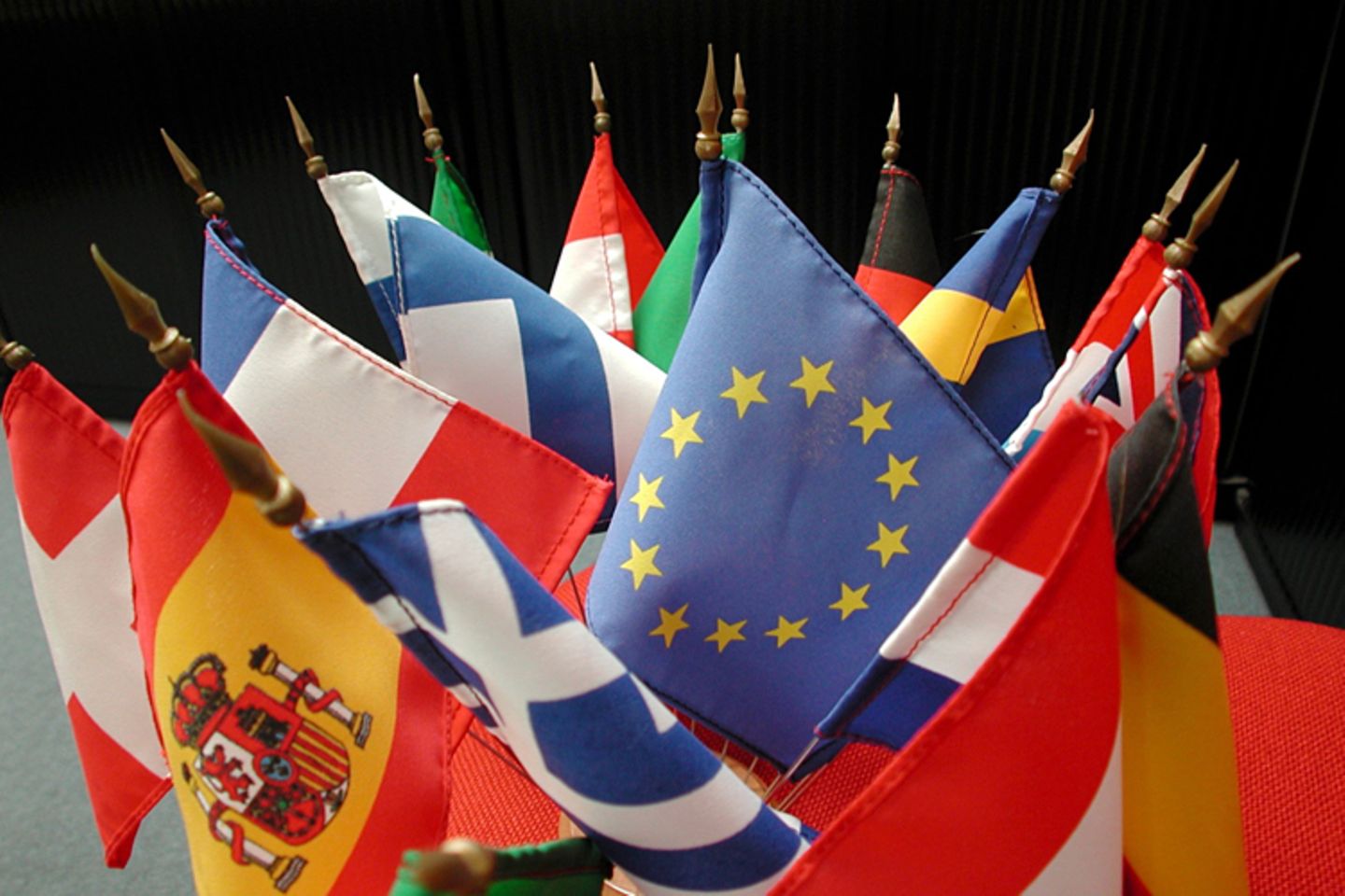 Die Alpenrepublik will nach Europa  Österreich hat diese Woche offiziell die Aufnahme in die Europäische Gemeinschaft beantragt. Außenminister Alois Mock überreichte dem derzeitigen Präsidenten des EG-Ministerrats in Brüssel das Beitrittsgesuch. Zugleich unterstreicht Österreich seinen Status als neutrales Land. Zwar gilt die Neutralitätsfrage als schwierigstes Hindernis für die Aufnahme der Alpenrepublik in die Zwölfer-Gemeinschaft, aber bisher hat Brüssel noch kein Beitrittsgesuch eines europäischen Landes abgelehnt