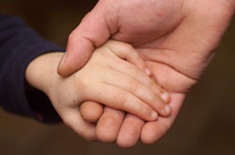 Ob homosexuelle Paare ebenso Kinder adoptieren dürfen wie heterosexuelle, sorgt für Diskussionen