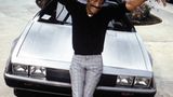 Sammy Davis vor seinem DeLorean. Unvergessen sollte der deLorean DMC bleiben, das einzige Modell, das von DeLorean hergestellt wurde: In der Filmtrilogie "Zurück in die Zukunft" wurde er zur Zeitmaschine umgebaut