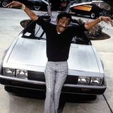 Sammy Davis vor seinem DeLorean. Unvergessen sollte der deLorean DMC bleiben, das einzige Modell, das von DeLorean hergestellt wurde: In der Filmtrilogie "Zurück in die Zukunft" wurde er zur Zeitmaschine umgebaut