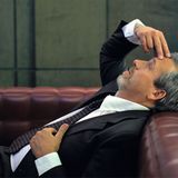 Warum vergeht die Zeit mit zunehmendem Alter scheinbar schneller?  Stellt man zu einer Kerze eine weitere hinzu, wird der Raum  viel heller. Bei 20 Kerzen macht die 21. kaum einen Unterschied.  "Ähnlich ist es mit den Jahren: Sind schon viele da,  fällt ein weiteres kaum auf", sagt Arndt Bröder, Psychologieprofessor an der Universität Bonn. Eine Zeitspanne mit  vielen neuen Erlebnissen erscheint uns zudem länger. Ältere  Leute erleben nicht mehr so viel für sie Neues, weil sie  schon etliches erfahren haben. Das verstärkt im Rückblick  den Eindruck, das letzte Jahr sei sehr schnell vergangen