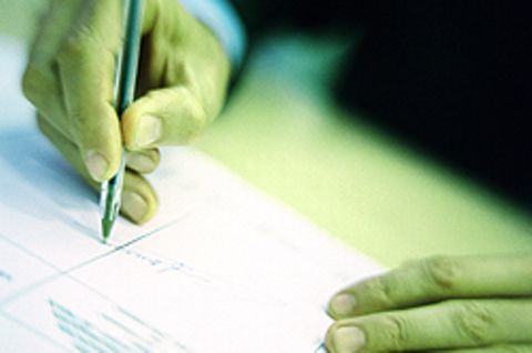 Start in den neuen Job: Die Unterschrift besiegelt den Vertrag