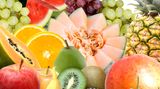 Ziehen Sie unbedingt natürliche Vitamine den künstlichen vor. Die Vitamine im Obst entfalten eine bessere Wirkung.