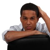 Bleiben Sie Ihrer Rückenlehne treu! Ein Sitzball oder spezieller Rückenstuhl ohne Lehne strengt die meisten Menschen auf Dauer zu sehr an. Selbst wenn Sie ein solches Modell bevorzugen, halten Sie einen normalen Stuhl bereit und wechseln zwischendurch immer mal, um Ihren Rücken zu entlasten