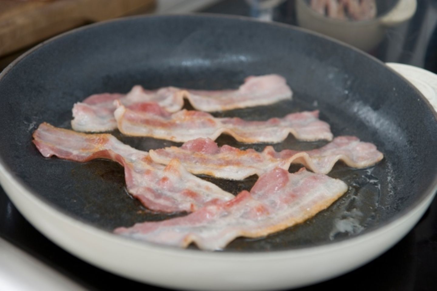 Verschwendung: Herd Oberstes Gebot beim Kochen - außer bei Nudeln - lautet: Deckel drauf! Ohne Deckel entweicht mehr Wärme - und sie kochen länger. Erhitzen Sie nicht mehr Wasser als nötig. Kartoffeln und Gemüse müssen nicht im Wasser schwimmen, zum Garen genügen wenige Zentimeter Wasser. Wenn Sie einen Schnellkochtopf (Dampfdrucktopf) verwenden, sparen bis zu 50 Prozent an Energie und Zeit. Generell kochen Gasherde wesentlich umweltfreundlicher als Elektroherde, da bei diesen nur etwa 34 Prozent der im Kraftwerk eingesetzten Energie in Strom umgewandelt werden. Haben Sie dennoch einen E-Herd, dann sollten Sie nur Töpfe und Pfannen mit ebenen Böden verwenden. Der Topfdurchmesser sollte immer zum Durchmesser der Kochplatte passen. Sie kochen wirtschaftlicher, wenn die höchste Stufe nur zum ersten Erhitzen/Anbraten eingeschaltet wird. Speisen garen auch auf niedrigen Stufen weiter, nutzen Sie also die Restwärme und schalten Sie die Platte kurz vor Ende des Kochvorgangs aus Herd Oberstes Gebot beim Kochen - außer bei Nudeln - lautet: Deckel drauf! Ohne Deckel entweicht mehr Wärme - und sie kochen länger. Erhitzen Sie nicht mehr Wasser als nötig. Kartoffeln und Gemüse müssen nicht im Wasser schwimmen, zum Garen genügen wenige Zentimeter Wasser. Wenn Sie einen Schnellkochtopf (Dampfdrucktopf) verwenden, sparen bis zu 50 Prozent an Energie und Zeit. Generell kochen Gasherde wesentlich umweltfreundlicher als Elektroherde, da bei diesen nur etwa 34 Prozent der im Kraftwerk eingesetzten Energie in Strom umgewandelt werden. Haben Sie dennoch einen E-Herd, dann sollten Sie nur Töpfe und Pfannen mit ebenen Böden verwenden. Der Topfdurchmesser sollte immer zum Durchmesser der Kochplatte passen. Sie kochen wirtschaftlicher, wenn die höchste Stufe nur zum ersten Erhitzen/Anbraten eingeschaltet wird. Speisen garen auch auf niedrigen Stufen weiter, nutzen Sie also die Restwärme und schalten Sie die Platte kurz vor Ende des Kochvorgangs aus