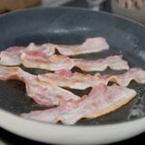 Herd    Oberstes Gebot beim Kochen - außer bei Nudeln - lautet: Deckel drauf! Ohne Deckel entweicht mehr Wärme - und sie kochen länger. Erhitzen Sie nicht mehr Wasser als nötig. Kartoffeln und Gemüse müssen nicht im Wasser schwimmen, zum Garen genügen wenige Zentimeter Wasser. Wenn Sie einen Schnellkochtopf (Dampfdrucktopf) verwenden, sparen bis zu 50 Prozent an Energie und Zeit.     Generell kochen Gasherde wesentlich umweltfreundlicher als Elektroherde, da bei diesen nur etwa 34 Prozent der im Kraftwerk eingesetzten Energie in Strom umgewandelt werden. Haben Sie dennoch einen E-Herd, dann sollten Sie nur Töpfe und Pfannen mit ebenen Böden verwenden. Der Topfdurchmesser sollte immer zum Durchmesser der Kochplatte passen. Sie kochen wirtschaftlicher, wenn die höchste Stufe nur zum ersten Erhitzen/Anbraten eingeschaltet wird. Speisen garen auch auf niedrigen Stufen weiter, nutzen Sie also die Restwärme und schalten Sie die Platte kurz vor Ende des Kochvorgangs aus