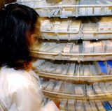 Wenn Sie Milben in Ihrer Wohnung festgestellt haben, können Sie die ungeliebten Mitbewohner mithilfe von Chemikalien wie Benzylbenzoat töten oder ihren Kot unschädlich machen. Auch dieses Mittel gibt es in der Apotheke. Die Pulver, Sprays oder Schäume verhindern, dass die Milben sich erneut ausbreiten