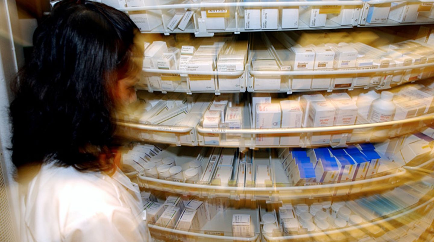 Wenn Sie Milben in Ihrer Wohnung festgestellt haben, können Sie die ungeliebten Mitbewohner mithilfe von Chemikalien wie Benzylbenzoat töten oder ihren Kot unschädlich machen. Auch dieses Mittel gibt es in der Apotheke. Die Pulver, Sprays oder Schäume verhindern, dass die Milben sich erneut ausbreiten