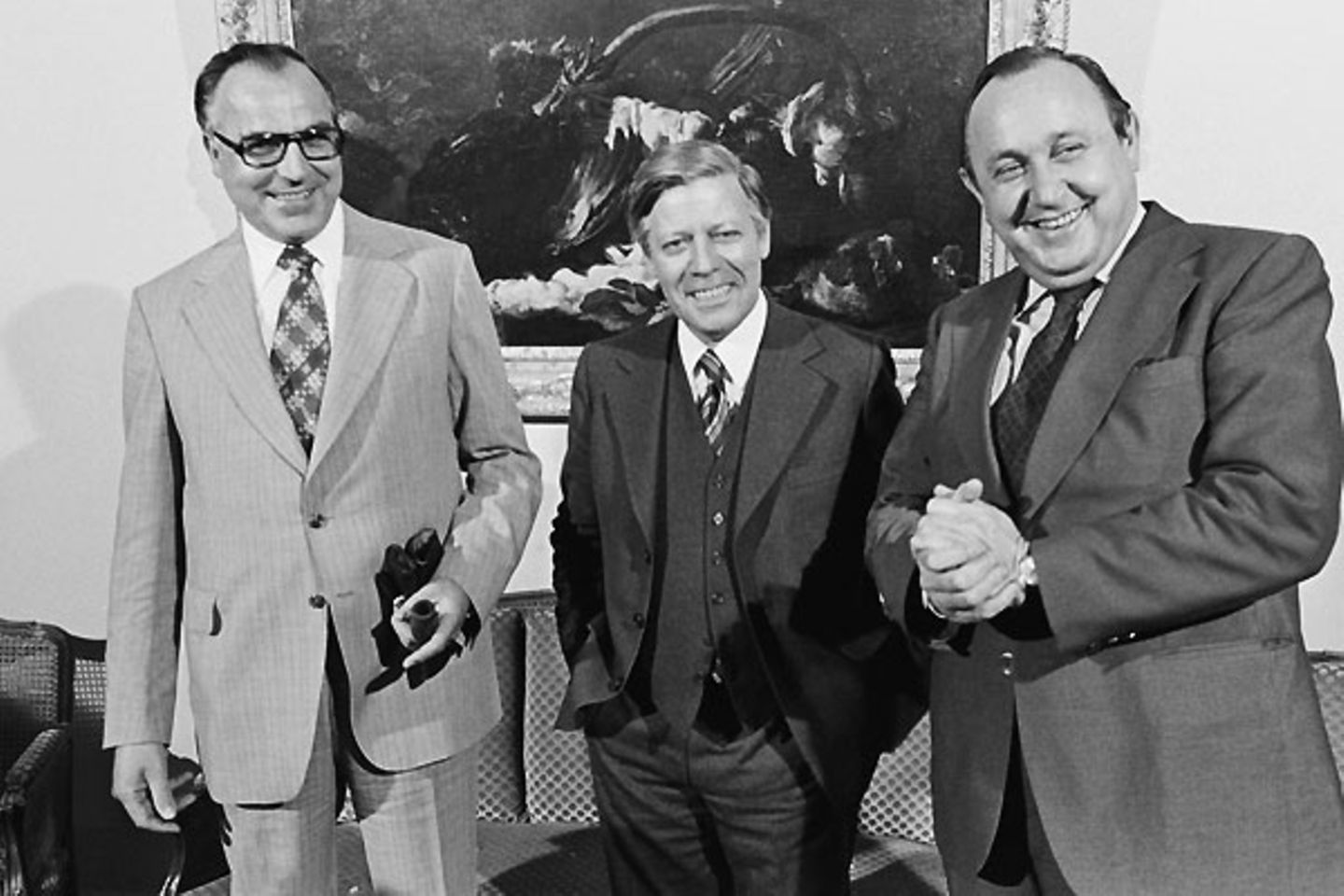 Genschers zwei Kanzler: Bis 1982 diente er unter Helmut Schmidt (SPD, Mitte) danach bis 1992 unter Helmut Kohl (CDU)