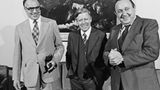 Genschers zwei Kanzler: Bis 1982 diente er unter Helmut Schmidt (SPD, Mitte) danach bis 1992 unter Helmut Kohl (CDU)