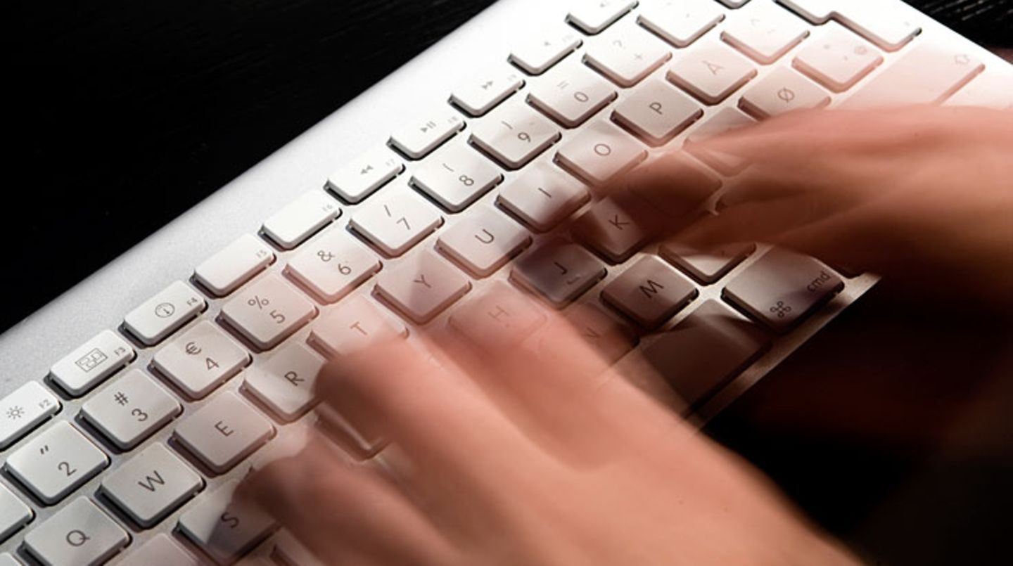Bloß keine Kraft verschwenden: Wenn Sie das Gefühl haben, zu hart in die Tasten zu hauen, entscheiden Sie sich lieber für ein sanfteres Modell. Generell gilt: Arbeiten Sie wenn möglich mit Tastenbefehlen statt mit Klicks, das schont Ihren Mausarm