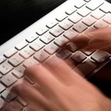 Bloß keine Kraft verschwenden: Wenn Sie das Gefühl haben, zu hart in die Tasten zu hauen, entscheiden Sie sich lieber für ein sanfteres Modell. Generell gilt: Arbeiten Sie wenn möglich mit Tastenbefehlen statt mit Klicks, das schont Ihren Mausarm