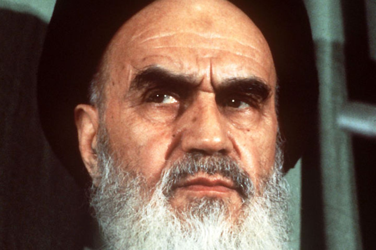 Lady Di, Elvis & Co.: Ayatollah Ruhollah Khomeini Sein Tod löste eine wahre Massenhysterie aus: Am 4. Juni 1989 starb Ayatollah Khomeini, Führer der islamischen Revolution im Iran. Das öffentliche Begräbnis geriet völlig außer Kontrolle. Millionen Anhänger versuchten den Sarg zu erreichen, 11.000 Menschen verletzten sich dabei, zahlreiche kamen im Gedränge zu Tode. Nachdem Trauernde an dem Leichentuch zerrten, fiel der Leichnam zu Boden und wurde schließlich per Hubschrauber aus der Teheraner Innenstadt zum Friedhof Behesht-e Zahra geflogen Ayatollah Ruhollah Khomeini Sein Tod löste eine wahre Massenhysterie aus: Am 4. Juni 1989 starb Ayatollah Khomeini, Führer der islamischen Revolution im Iran. Das öffentliche Begräbnis geriet völlig außer Kontrolle. Millionen Anhänger versuchten den Sarg zu erreichen, 11.000 Menschen verletzten sich dabei, zahlreiche kamen im Gedränge zu Tode. Nachdem Trauernde an dem Leichentuch zerrten, fiel der Leichnam zu Boden und wurde schließlich per Hubschrauber aus der Teheraner Innenstadt zum Friedhof Behesht-e Zahra geflogen