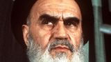 Ayatollah Ruhollah Khomeini    Sein Tod löste eine wahre Massenhysterie aus: Am 4. Juni 1989 starb Ayatollah Khomeini, Führer der islamischen Revolution im Iran. Das öffentliche Begräbnis geriet völlig außer Kontrolle. Millionen Anhänger versuchten den Sarg zu erreichen, 11.000 Menschen verletzten sich dabei, zahlreiche kamen im Gedränge zu Tode. Nachdem Trauernde an dem Leichentuch zerrten, fiel der Leichnam zu Boden und wurde schließlich per Hubschrauber aus der Teheraner Innenstadt zum Friedhof Behesht-e Zahra geflogen