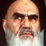 Ayatollah Ruhollah Khomeini    Sein Tod löste eine wahre Massenhysterie aus: Am 4. Juni 1989 starb Ayatollah Khomeini, Führer der islamischen Revolution im Iran. Das öffentliche Begräbnis geriet völlig außer Kontrolle. Millionen Anhänger versuchten den Sarg zu erreichen, 11.000 Menschen verletzten sich dabei, zahlreiche kamen im Gedränge zu Tode. Nachdem Trauernde an dem Leichentuch zerrten, fiel der Leichnam zu Boden und wurde schließlich per Hubschrauber aus der Teheraner Innenstadt zum Friedhof Behesht-e Zahra geflogen