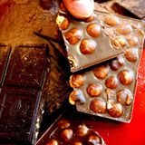 Nussschokolade ist der Killer unter den Süßigkeiten - dank der extrem energiedichten Nüsse bringt es die Sorte Vollmilch-Nuss auf 5,6 Kilokalorien pro Gramm