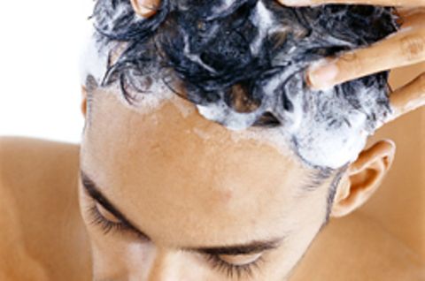 Fast jede zehnte Frau und mehr als jeder zweite Mann ist von Haarausfall betroffen