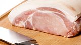 Schneiden Sie Fettränder vom Fleisch ab und lassen Sie Gebratenes auf Küchenpapier kurz abtropfen.