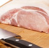 Schneiden Sie Fettränder vom Fleisch ab und lassen Sie Gebratenes auf Küchenpapier kurz abtropfen.