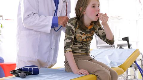 Was nach oben kommt, kann Ihr Kind ruhig schlucken - dem Magen schadet's nicht