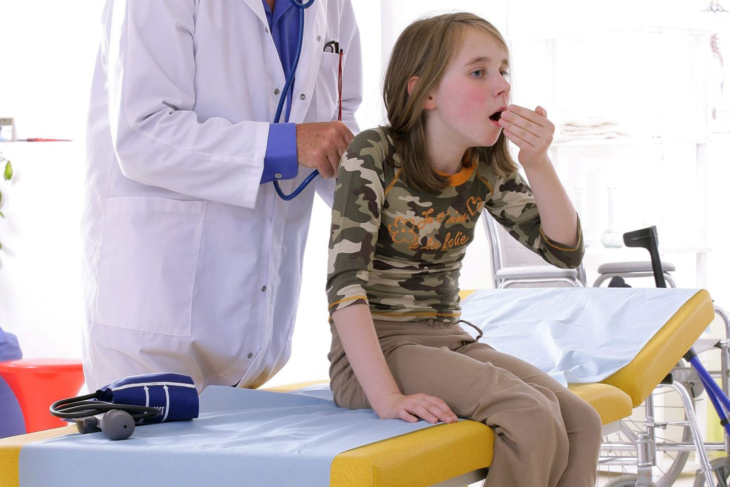 Was nach oben kommt, kann Ihr Kind ruhig schlucken - dem Magen schadet's nicht